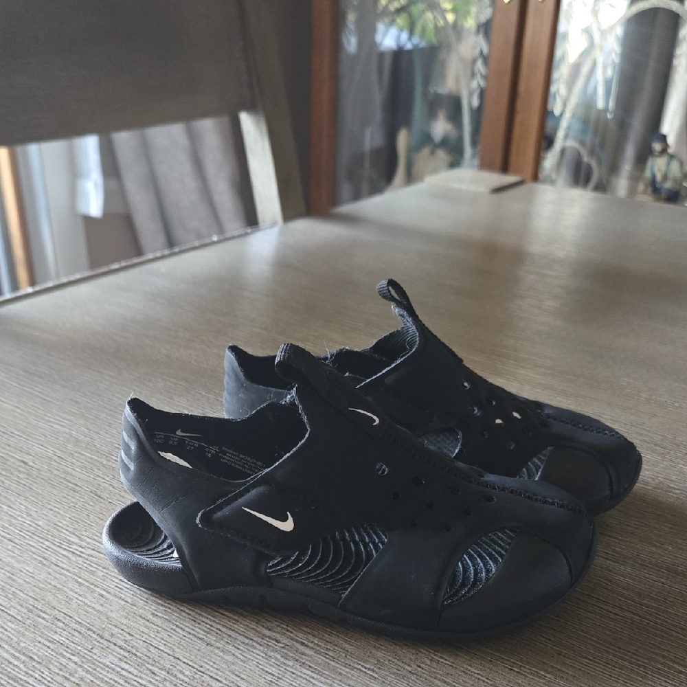 Nike Kids Black Sandals with White Accents - Picture 2 of 6